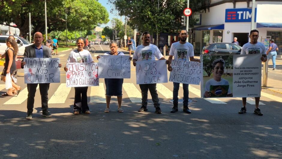 Fam&iacute;lia v&ecirc; descaso em morte de garoto 