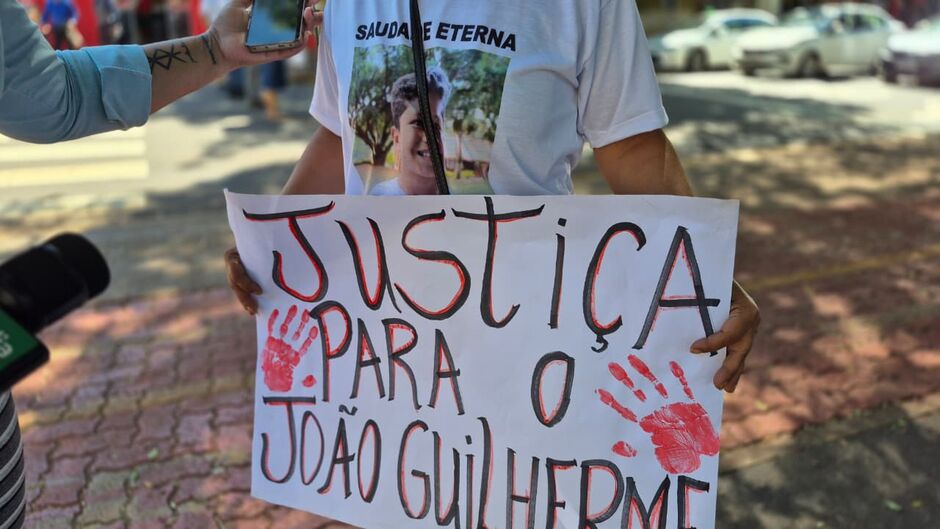 Fam&iacute;lia v&ecirc; descaso em morte de garoto 