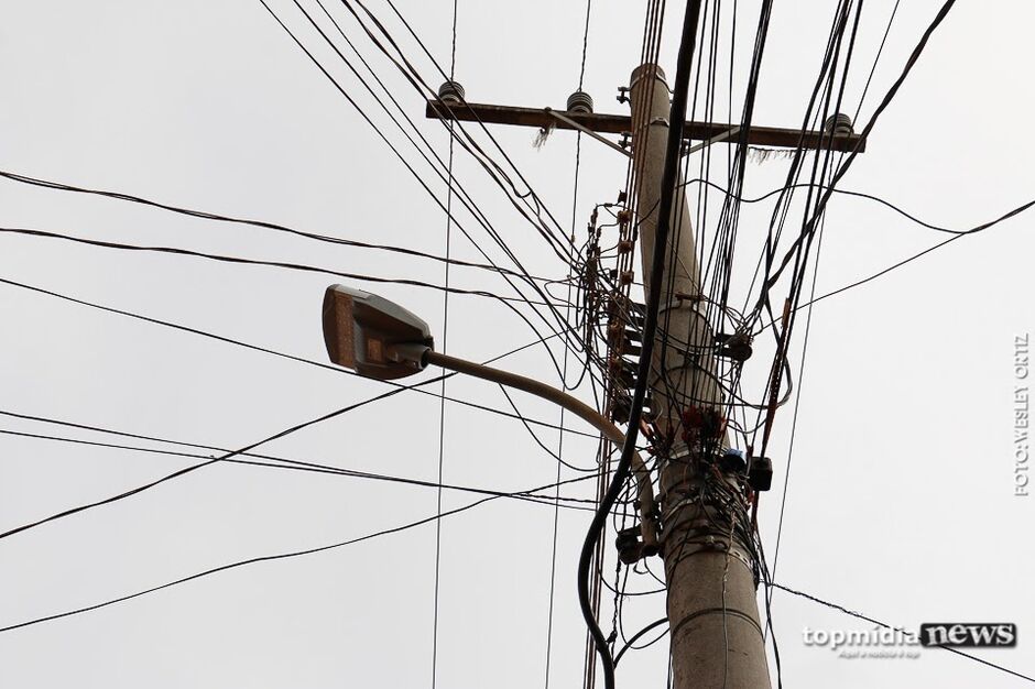 Trio &eacute; flagrado furtando fios de energia e acaba contido por moradores em Campo Grande