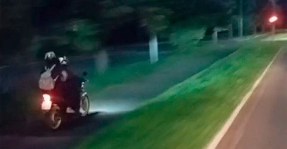 Pode isso? Motociclista &eacute; flagrado transitando em ciclovia na L&uacute;dio Martins Coelho