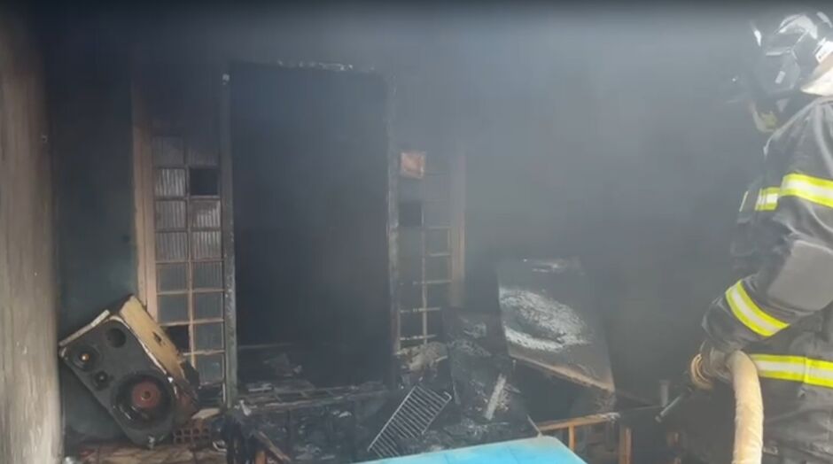 O inc&ecirc;ndio aconteceu no final da manh&atilde; de hoje