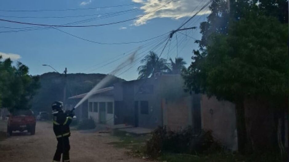 O inc&ecirc;ndio atingiu parte da fia&ccedil;&atilde;o do bairro 