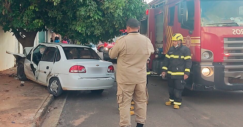 Carro colide contra &aacute;rvore e deixa tr&ecirc;s feridos, uma em estado grave no Jardim Presidente
