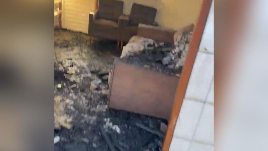 A fam&iacute;lia precisa de ajuda para reconstruir o seu lar 