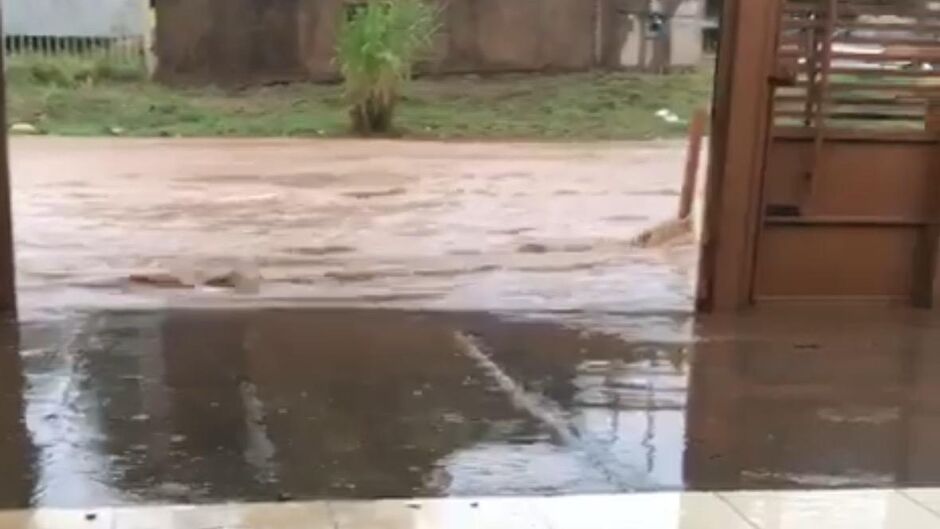 Sem 'bocas de lobo', &aacute;gua das chuvas entra na casa de moradores do Los Angeles (v&iacute;deo)