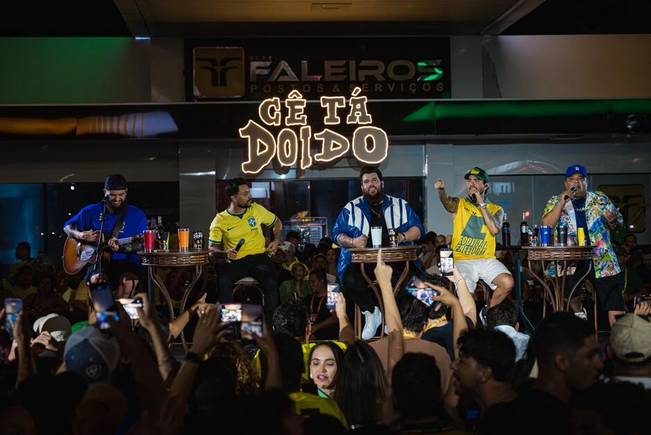 Com repert&oacute;rio campograndense, 'C&ecirc; T&aacute; Doido' lota posto de gasolina com verde e amarelo (v&iacute;deo)