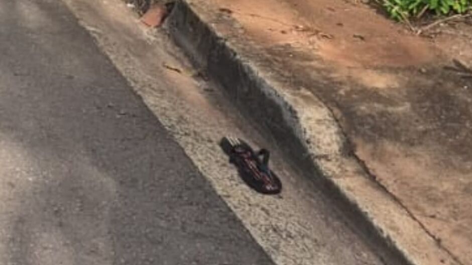 Chinelo da v&iacute;tima, cheio de sangue, ficou jogado na rua