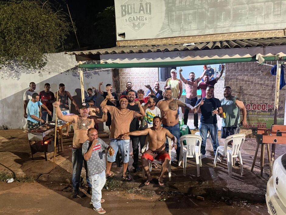 Grupo que se re&uacute;ne &agrave;s quintas-feiras celebra anivers&aacute;rio amigo no Tarum&atilde;