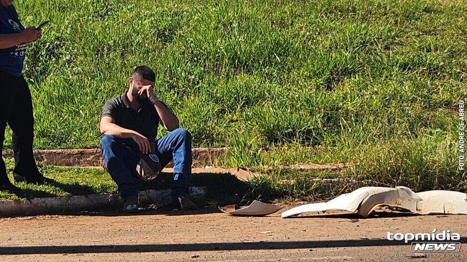 Amigos da v&iacute;tima chegaram horas ap&oacute;s o acidente no local da colis&atilde;o 