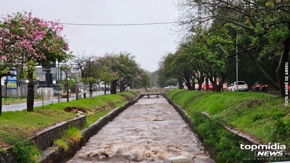 Chuva atinge Campo Grande e frente fria muda o tempo em Mato Grosso do Sul nesta segunda