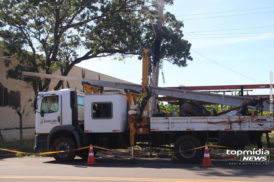 Motorista bate em poste, foge do local e deixa moradores sem energia na Avenida Tamandar&eacute; (v&iacute;deo)