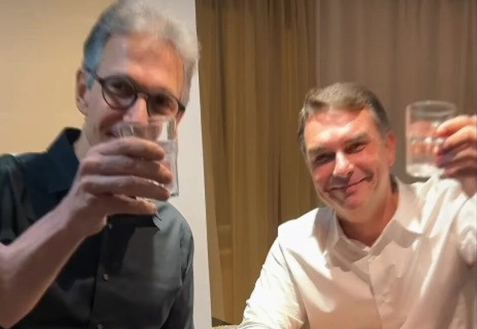 Zema brincou e brindou com Fl&aacute;vio Bolsonaro 