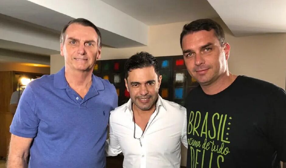 Zez&eacute; canta em dia de visita de Fl&aacute;vio 