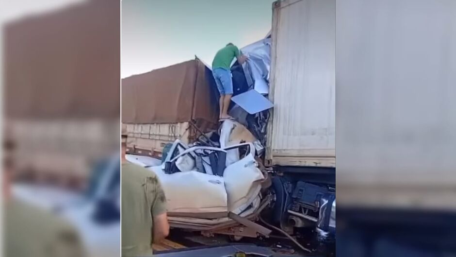 Casal morreu prensado entre caminh&otilde;es