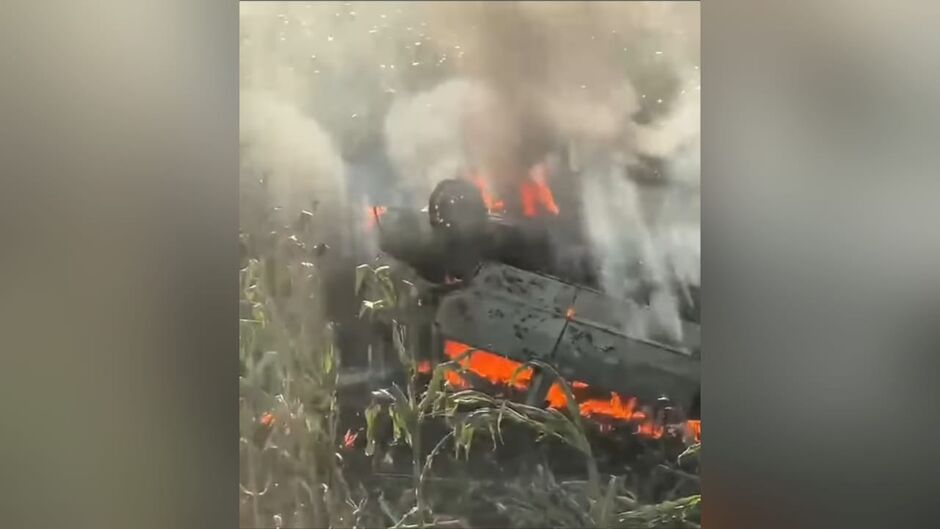 Carro foi totalmente consumido 