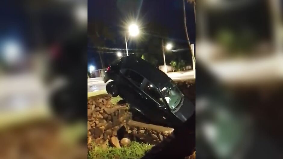 Carro foi abandonado em valeta 