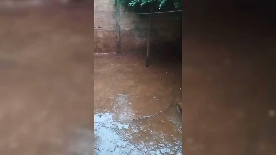 Chuva veio com granizo no Santa M&ocirc;nica