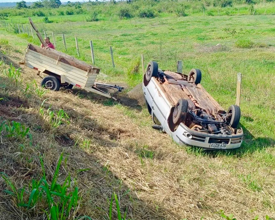 Carro com carretinha sai da pista e capota na MS-395 em Bataguassu