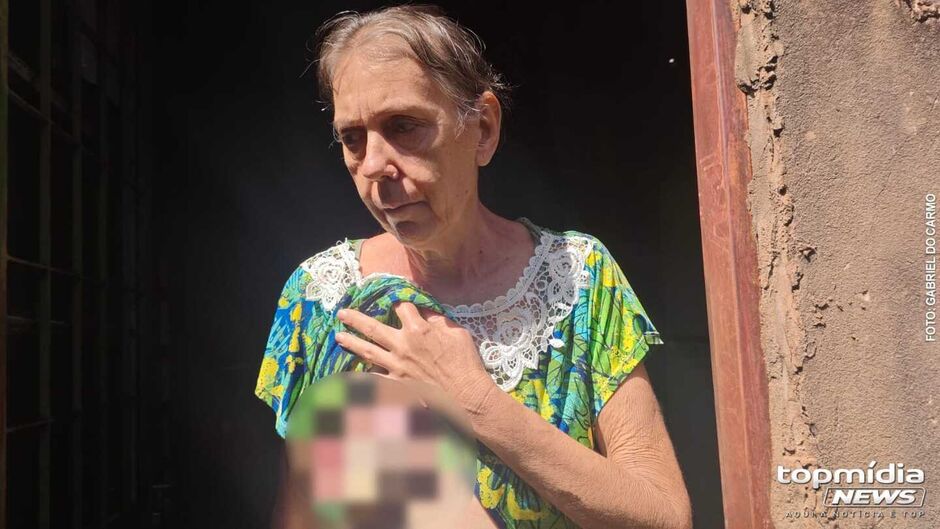 Adeair mostra seio lesionado e se queixa de dor constante e febre