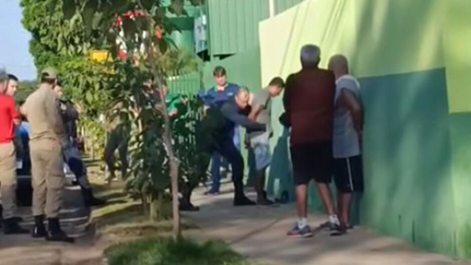 Houve p&acirc;nico em frente de escola 