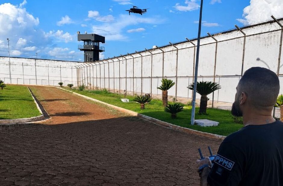 Pol&iacute;cia Penal impede arremesso de drogas