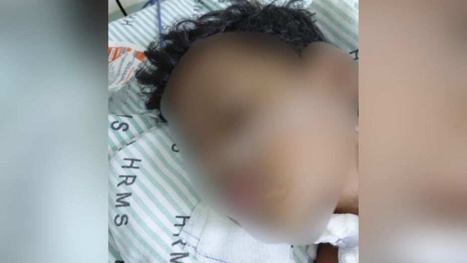 A crian&ccedil;a est&aacute; h&aacute; quase dois meses internada 