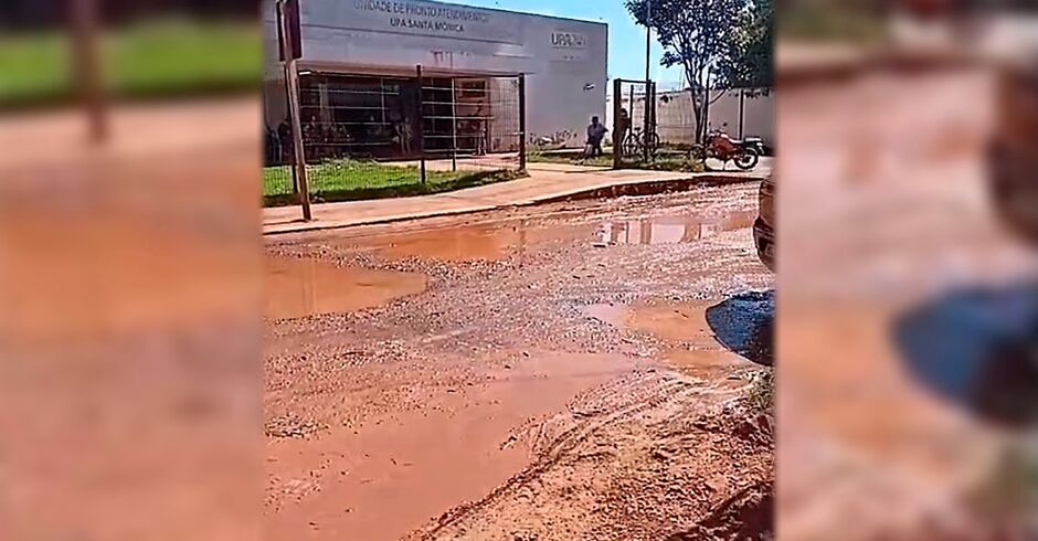 Vazamento de &aacute;gua em frente &agrave; UPA gera revolta de moradores no Santa M&ocirc;nica (v&iacute;deo)