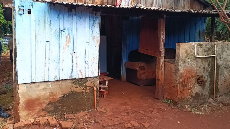 Mulher foi encontrada morta na cama do quarto 