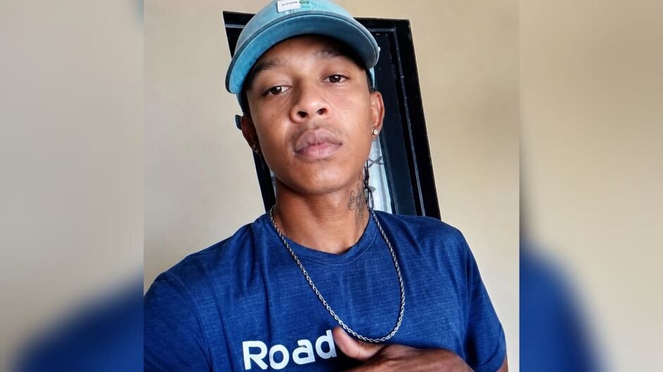 O jovem estava deitado pr&oacute;ximo a roda do caminh&atilde;o quando foi atropelado