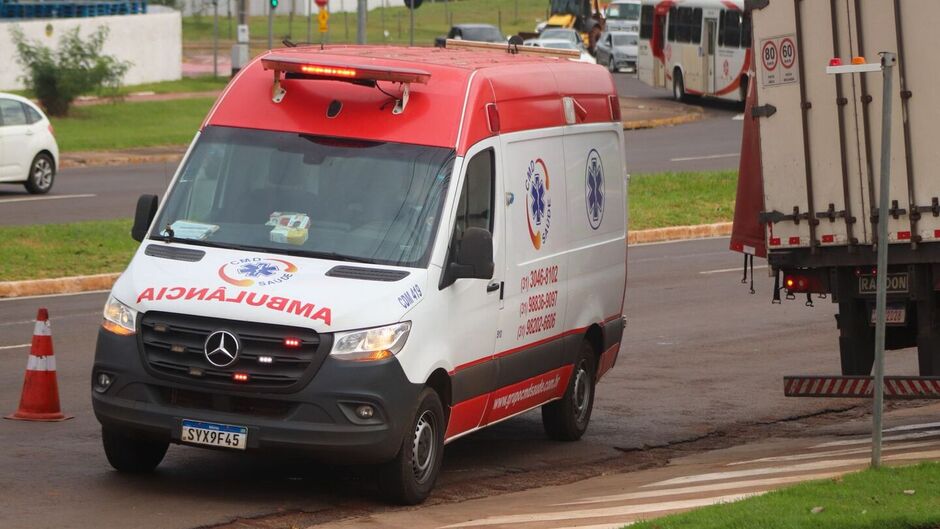 Motorista bate na traseira de carreta parada na Gury Marques 