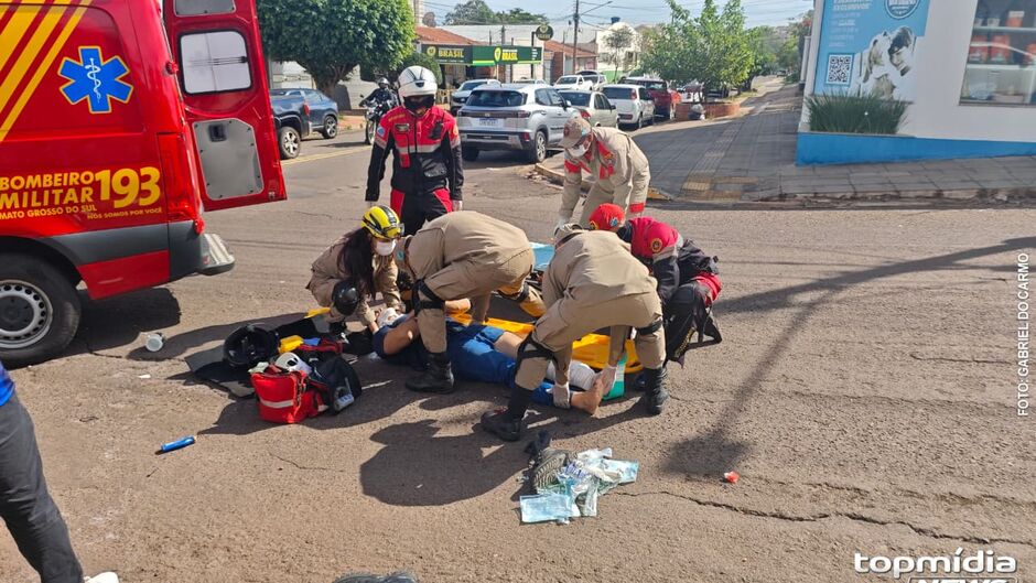 O motociclista sofreu uma fratura exposta na perna esquerda 