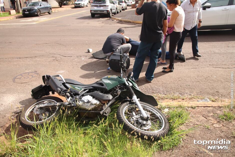 O motociclista sofreu uma fratura exposta na perna esquerda 