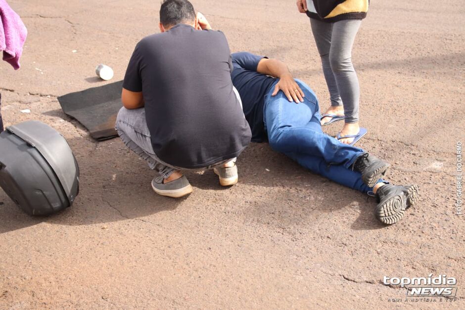 O motociclista sofreu uma fratura exposta na perna esquerda 