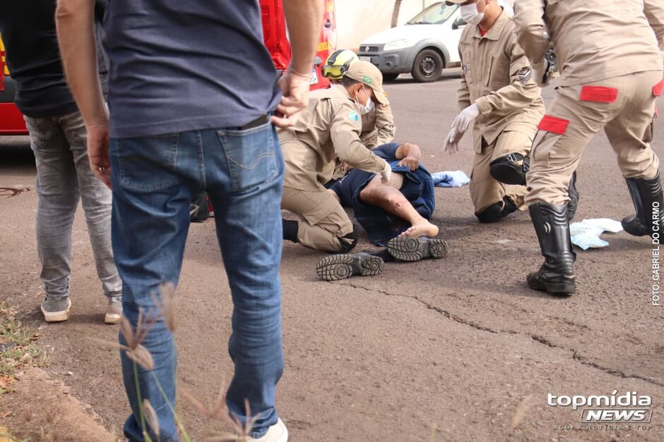 O motociclista sofreu uma fratura exposta na perna esquerda 