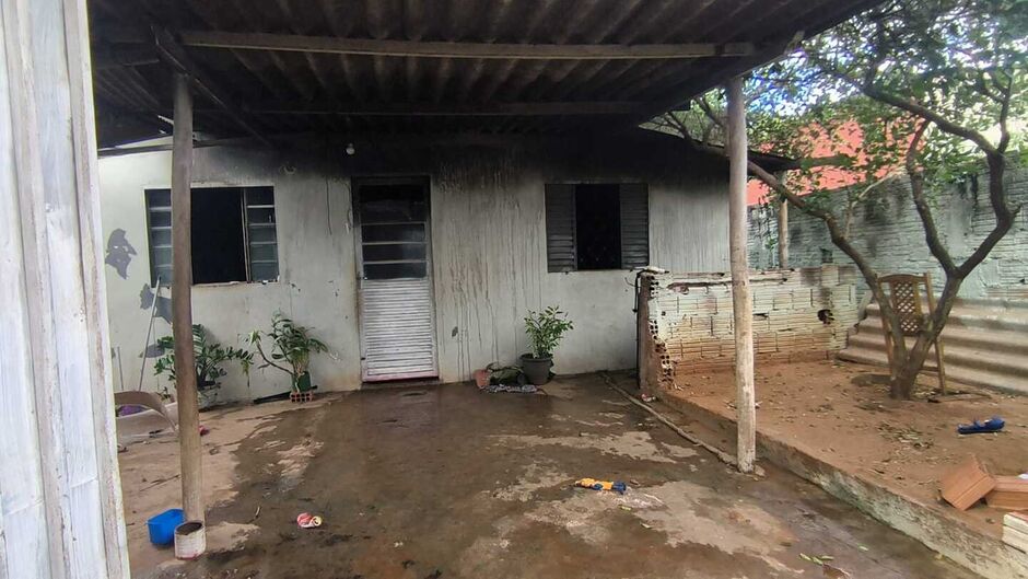 Chamas se conscentraram no interior da casa