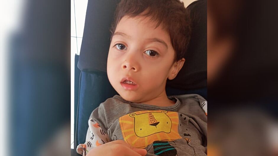 O menino de quatro anos necessita da f&oacute;rmula por n&atilde;o conseguir realizar a alimenta&ccedil;&atilde;o adequada devido ao seu estado de sa&uacute;de 