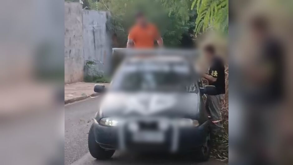 Funcion&aacute;rios de empresa de frete jogam lixo em terreno baldio no Portal Panam&aacute;