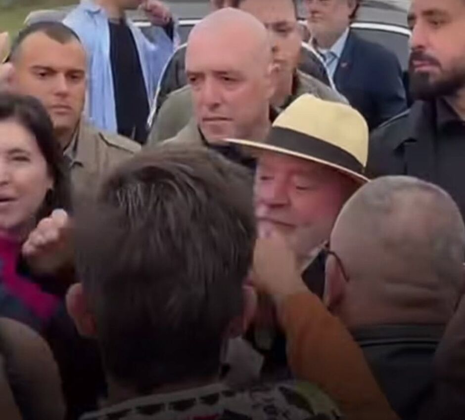 Lula &eacute; abra&ccedil;ado por pequeno grupo em Tr&ecirc;s Lagoas