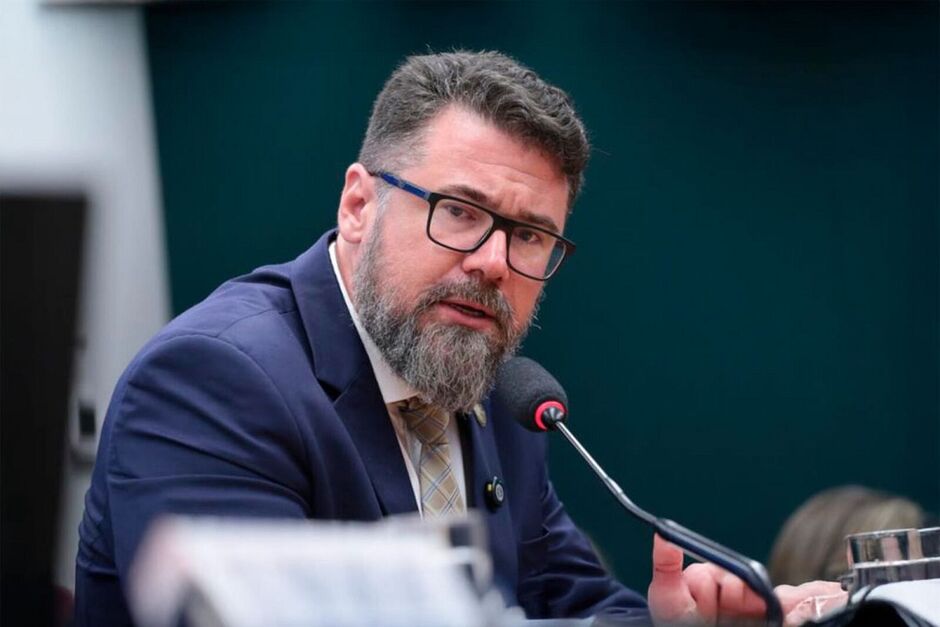 Deputado armamentista cobra dados 