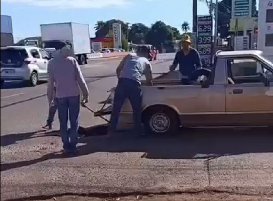 tapa-buraco de populares viralizou 
