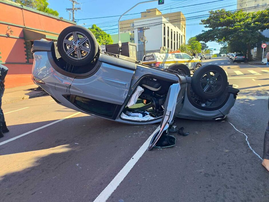 O carro n&atilde;o atingiu outros ve&iacute;culos que estavam na via 