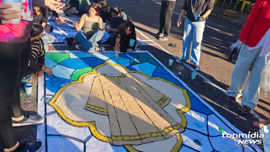 Crian&ccedil;as e jovens marcaram presen&ccedil;a na confec&ccedil;&atilde;o dos tapetes de Corpus Christi 