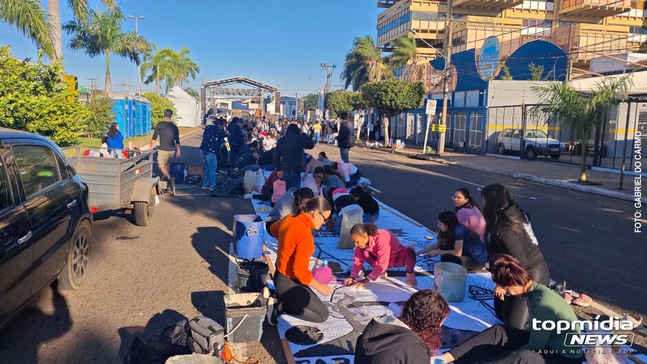 Crian&ccedil;as e jovens marcaram presen&ccedil;a na confec&ccedil;&atilde;o dos tapetes de Corpus Christi 