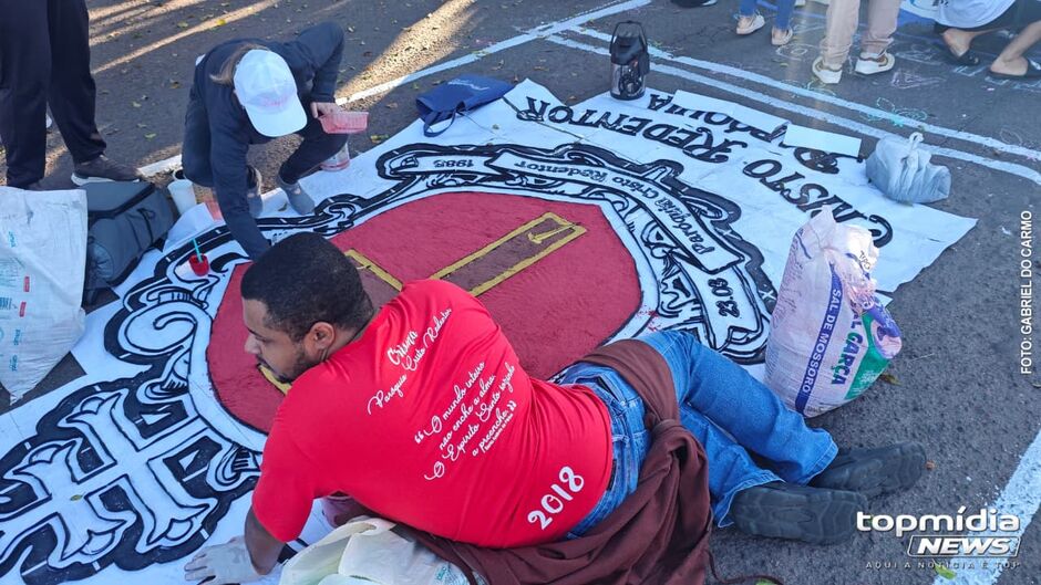 Crian&ccedil;as e jovens marcaram presen&ccedil;a na confec&ccedil;&atilde;o dos tapetes de Corpus Christi 