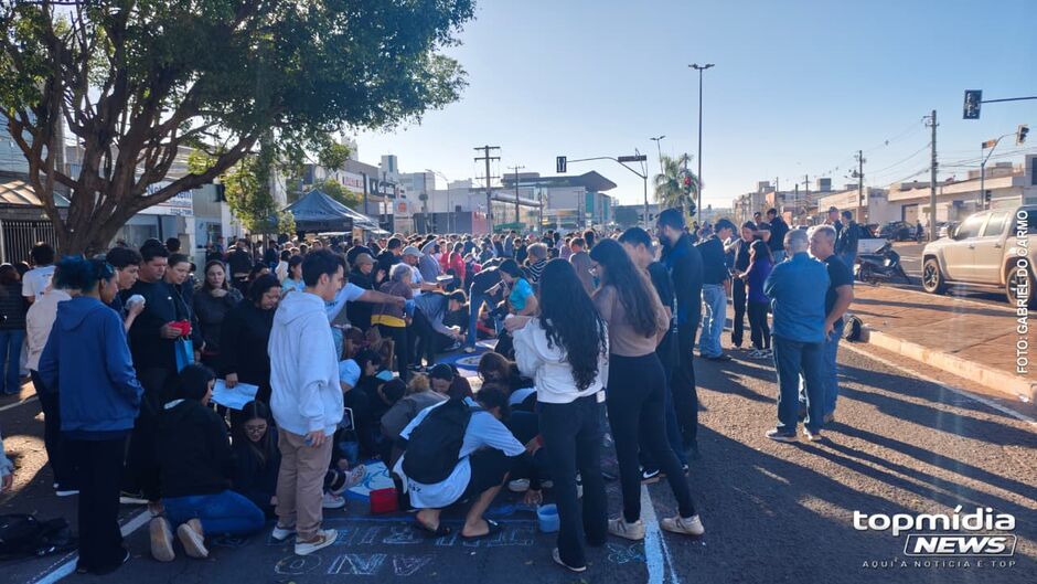 Crian&ccedil;as e jovens marcaram presen&ccedil;a na confec&ccedil;&atilde;o dos tapetes de Corpus Christi 