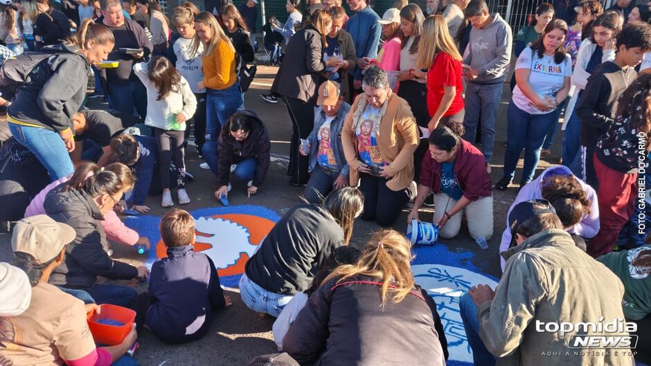 Crian&ccedil;as e jovens marcaram presen&ccedil;a na confec&ccedil;&atilde;o dos tapetes de Corpus Christi 