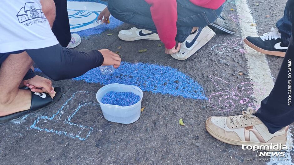 Crian&ccedil;as e jovens marcaram presen&ccedil;a na confec&ccedil;&atilde;o dos tapetes de Corpus Christi 
