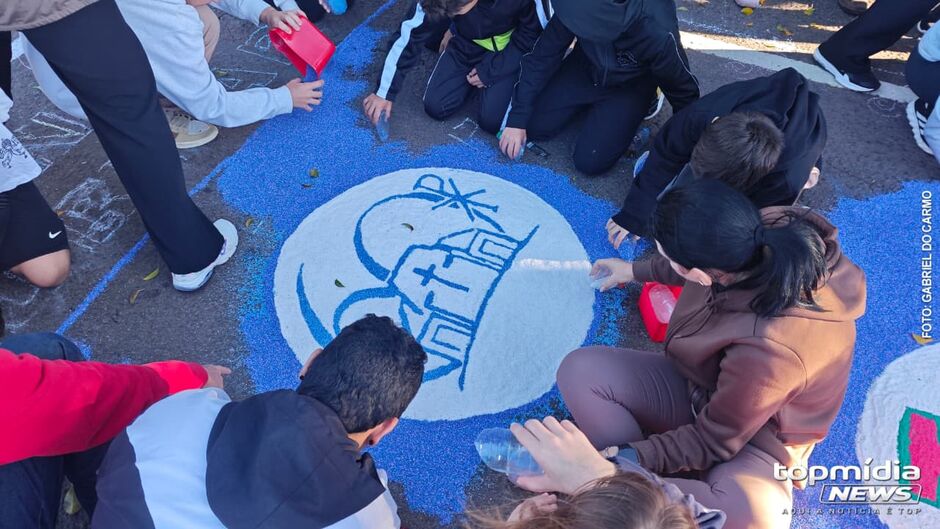 Crian&ccedil;as e jovens marcaram presen&ccedil;a na confec&ccedil;&atilde;o dos tapetes de Corpus Christi 