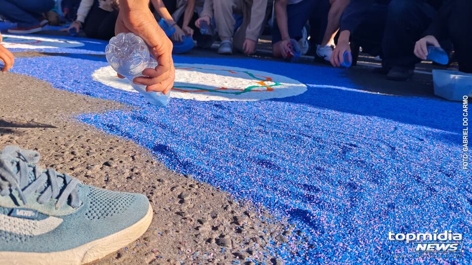 Crian&ccedil;as e jovens marcaram presen&ccedil;a na confec&ccedil;&atilde;o dos tapetes de Corpus Christi 