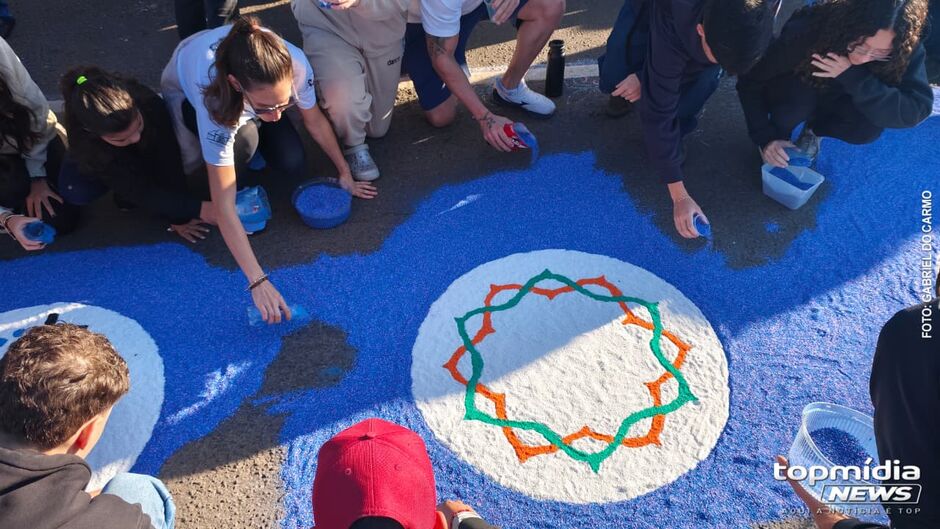 Crian&ccedil;as e jovens marcaram presen&ccedil;a na confec&ccedil;&atilde;o dos tapetes de Corpus Christi 